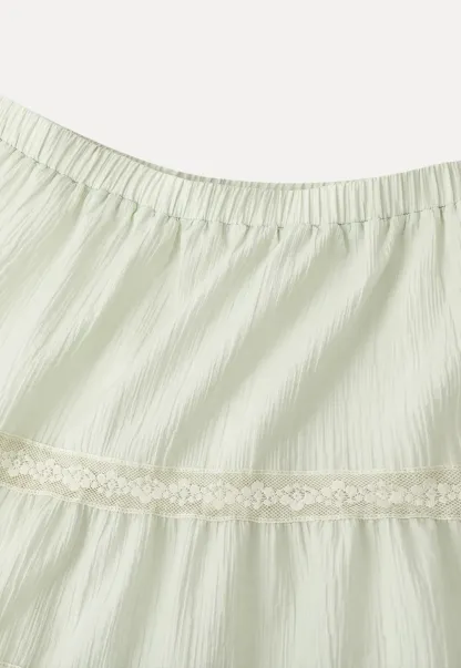 Tiered ruffled skirt with lace trim