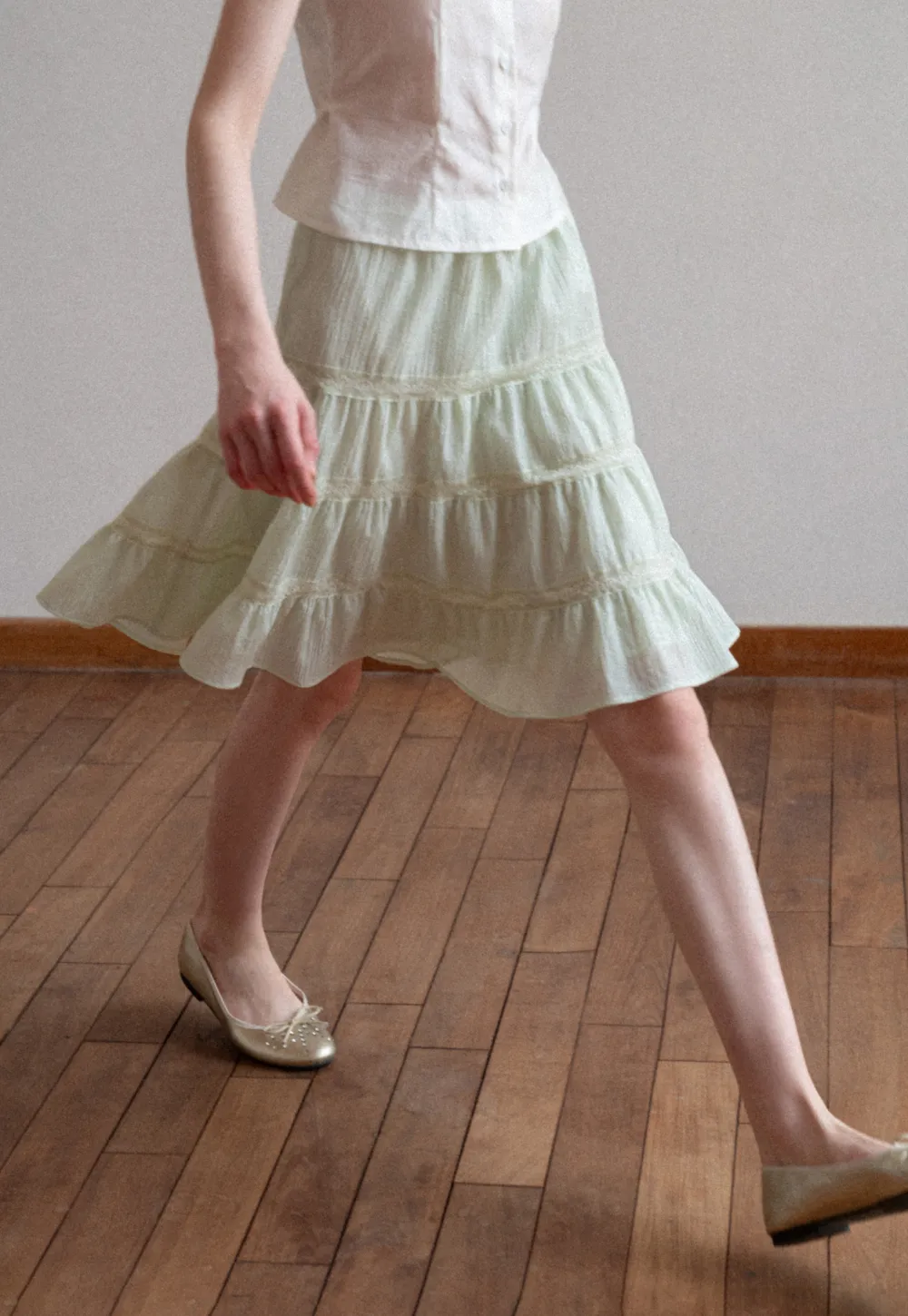 Tiered ruffled skirt with lace trim
