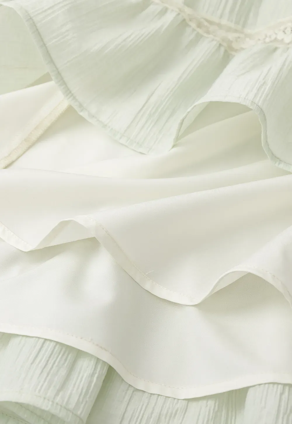 Tiered ruffled skirt with lace trim