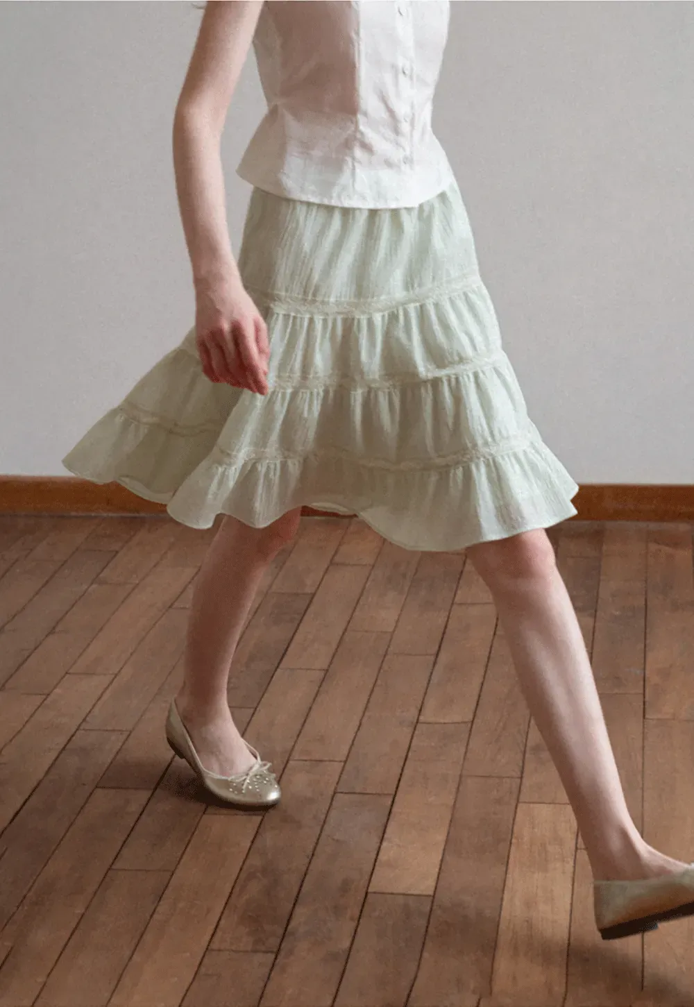 Tiered ruffled skirt with lace trim