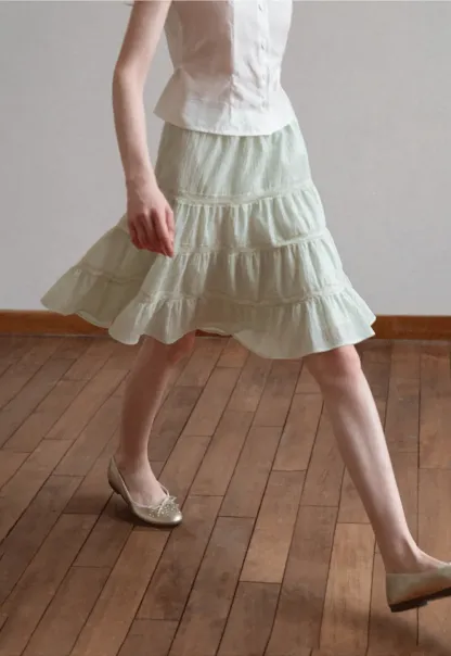 Tiered ruffled skirt with lace trim