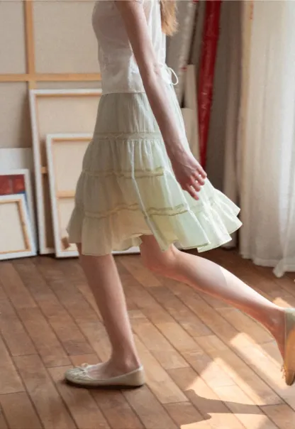 Tiered ruffled skirt with lace trim