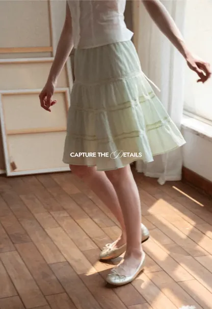 Tiered ruffled skirt with lace trim