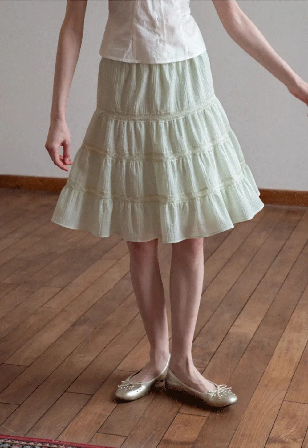 Tiered ruffled skirt with lace trim