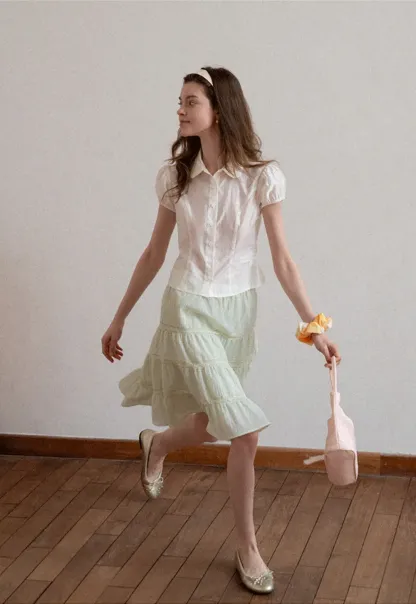 Tiered ruffled skirt with lace trim