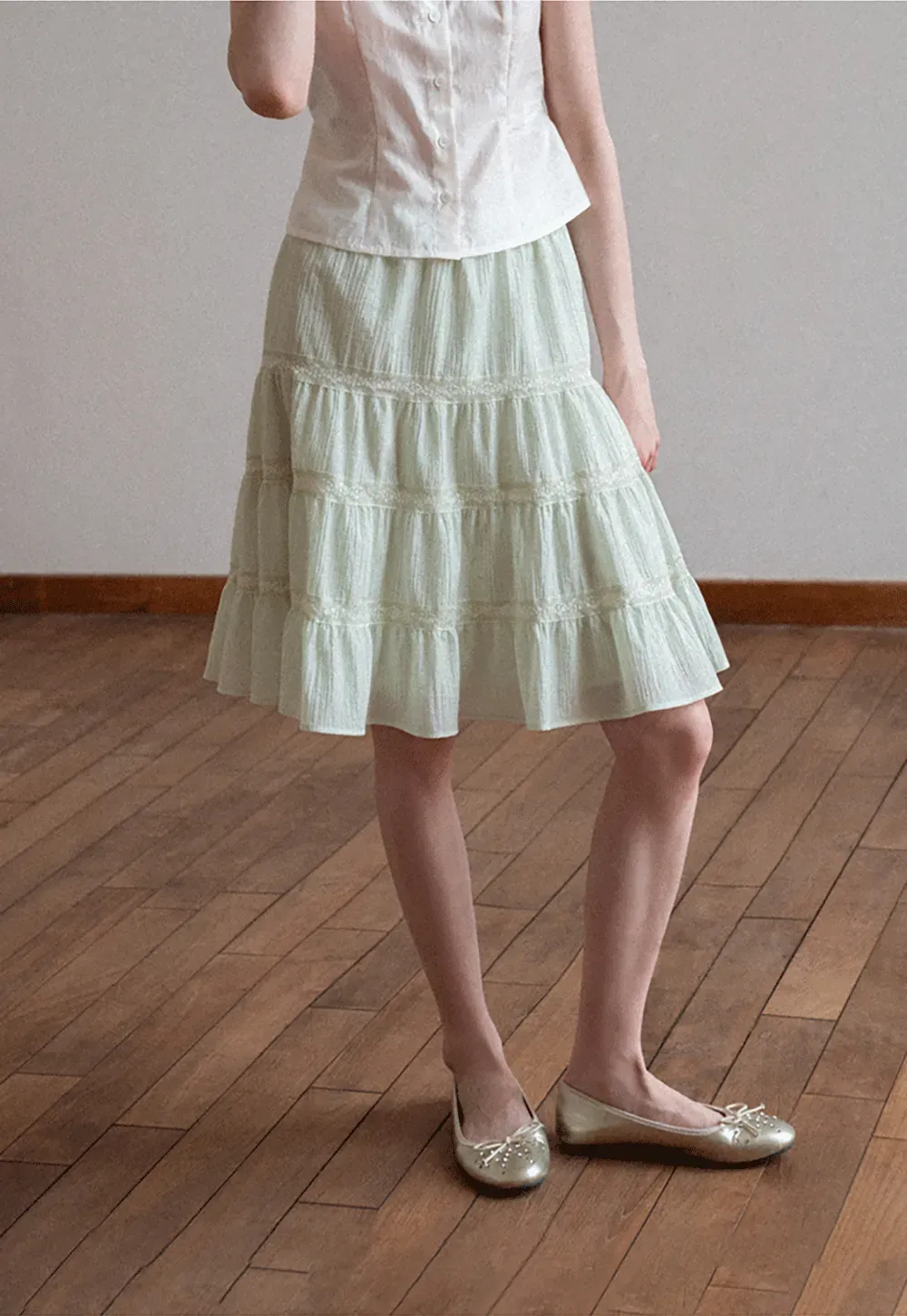 Tiered ruffled skirt with lace trim