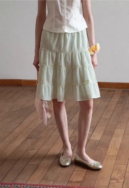 Tiered ruffled skirt with lace trim