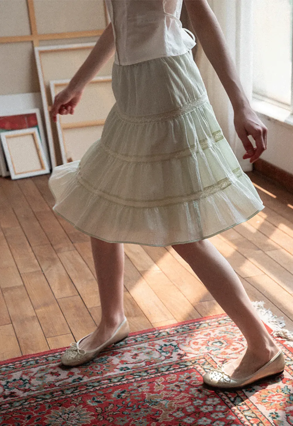 Tiered ruffled skirt with lace trim