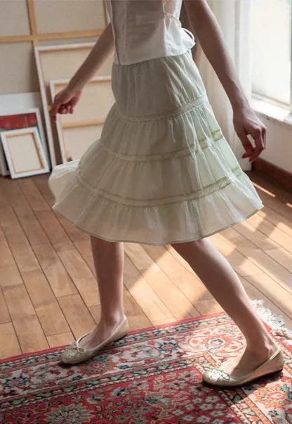 Tiered ruffled skirt with lace trim