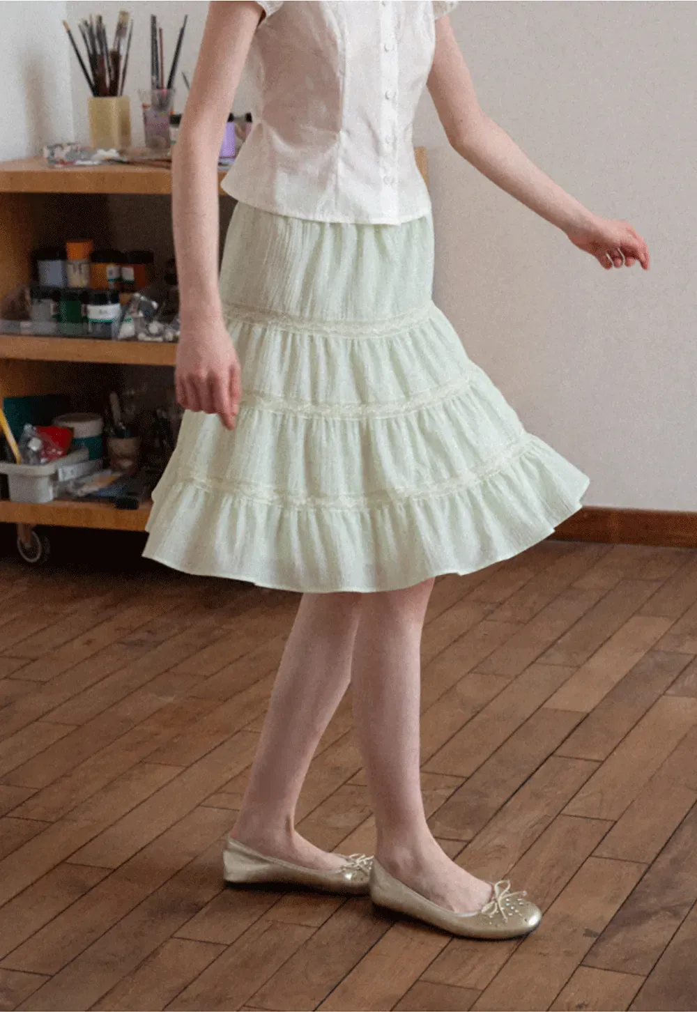 Tiered ruffled skirt with lace trim