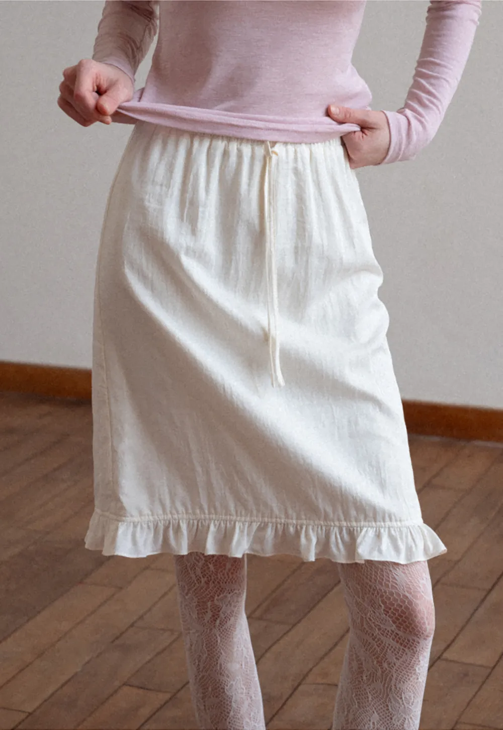 Linen skirt with drawstring waist and ruffled hem