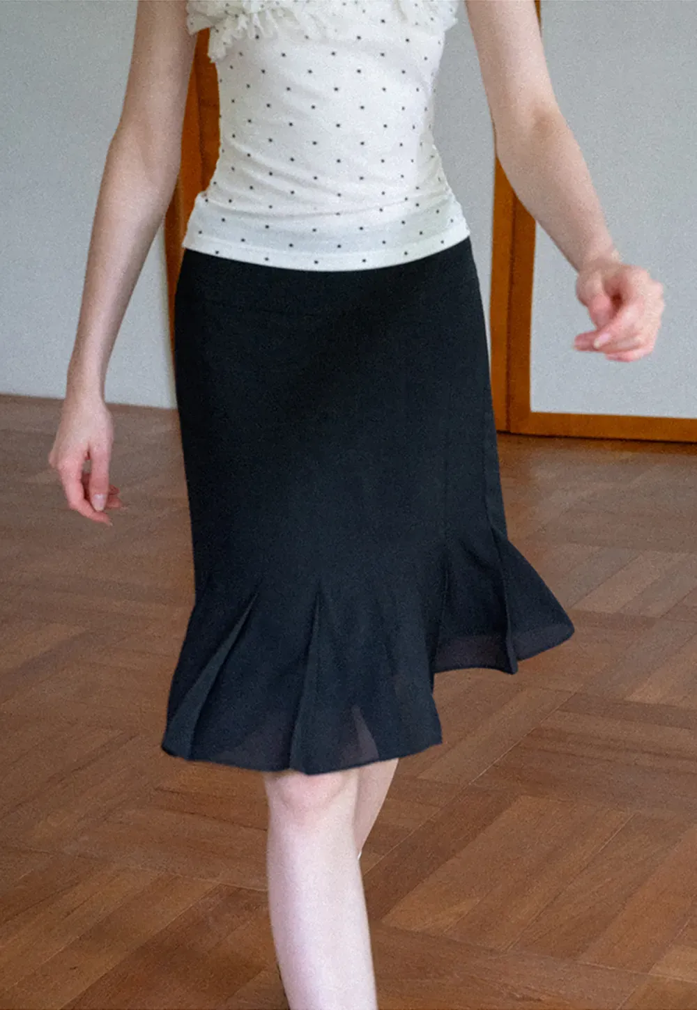 Jupe à ourlet évasé et superposition transparente