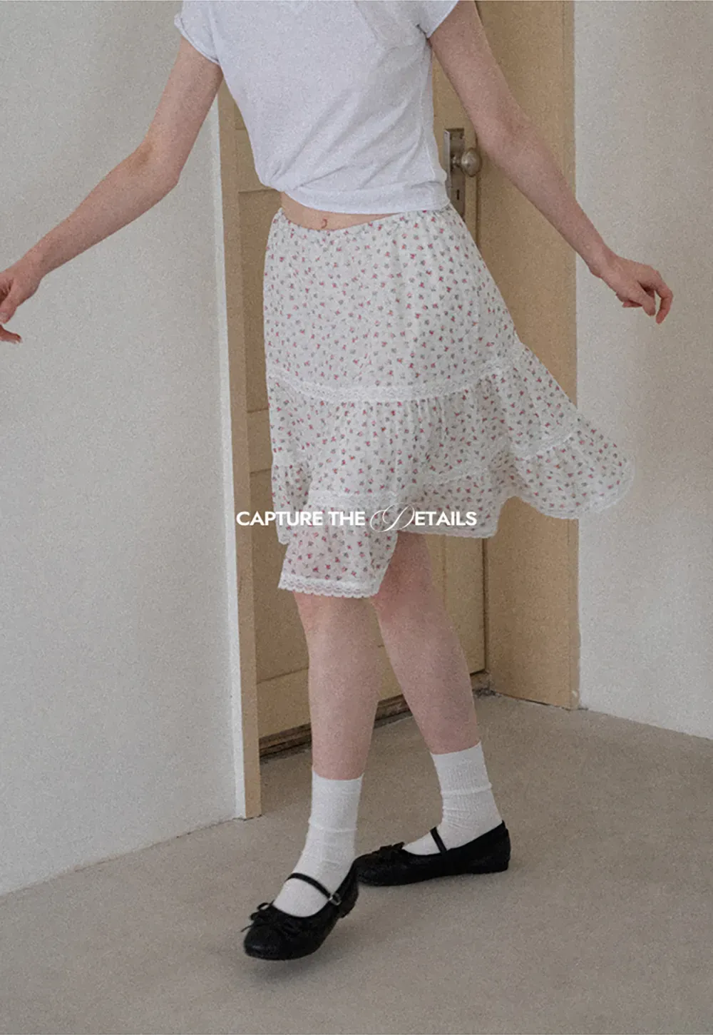 Stufenrock mit Blumenmuster und Spitzenbesatz