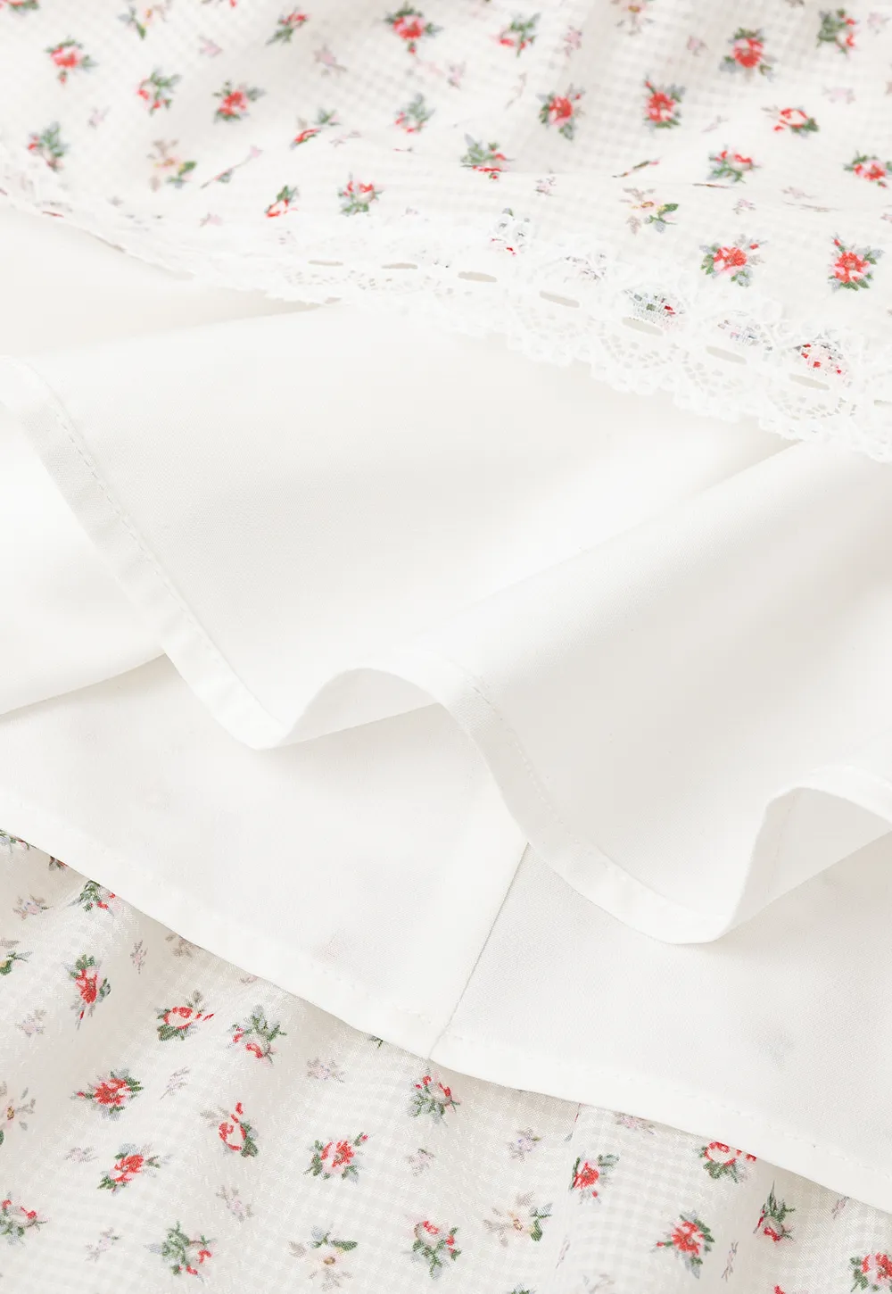 Stufenrock mit Blumenmuster und Spitzenbesatz