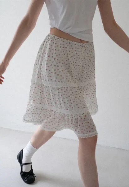 Stufenrock mit Blumenmuster und Spitzenbesatz