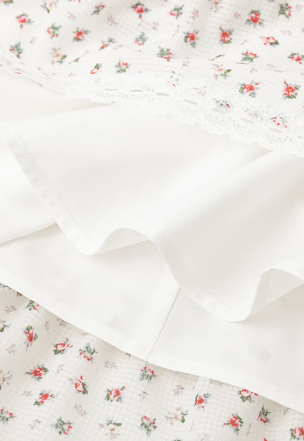 Stufenrock mit Blumenmuster und Spitzenbesatz