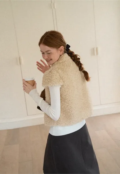 Shearling Texture Collared Sleeveless Short Jacket