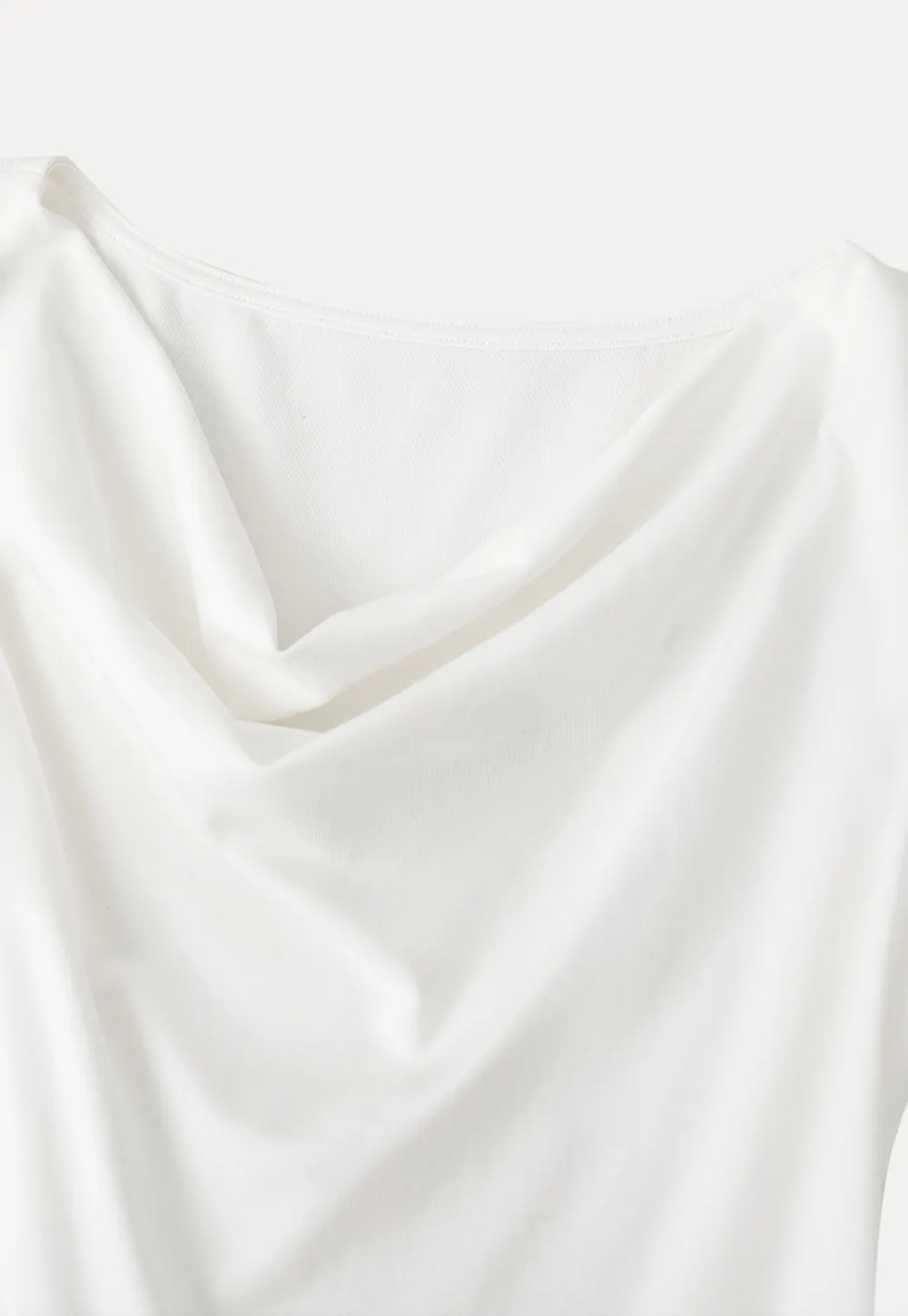 Sleeveless dress with halter neck and flared skirt