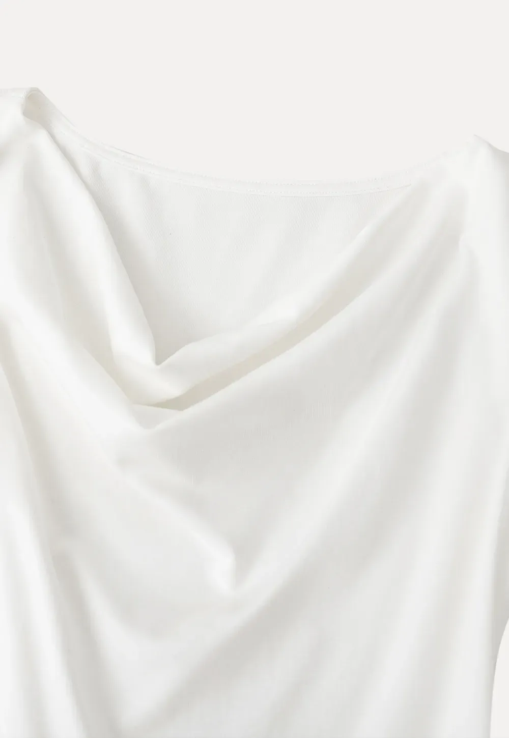 Sleeveless dress with halter neck and flared skirt