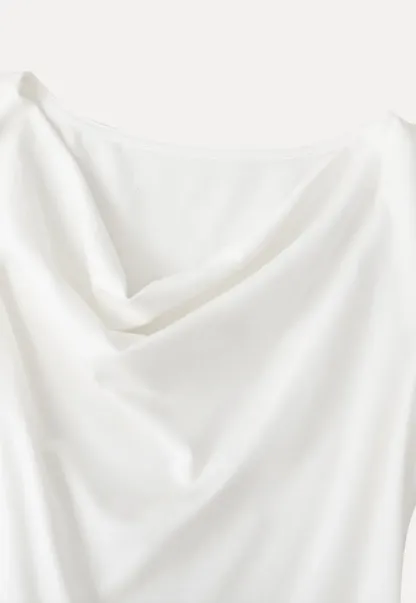 Sleeveless dress with halter neck and flared skirt