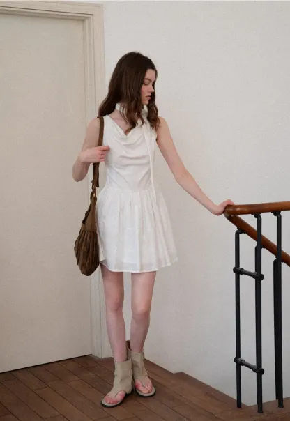 Sleeveless dress with halter neck and flared skirt