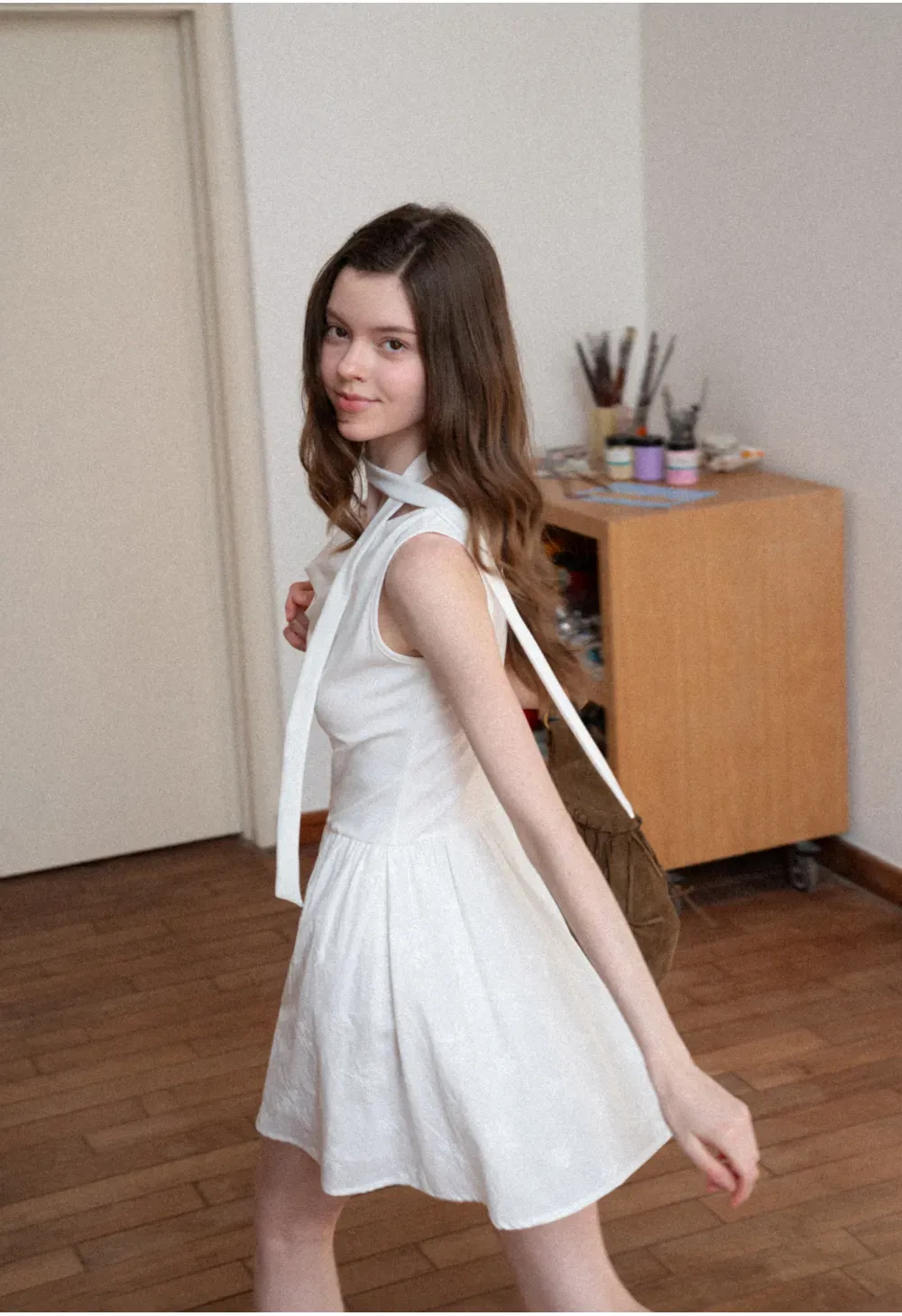 Sleeveless dress with halter neck and flared skirt