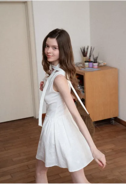 Sleeveless dress with halter neck and flared skirt