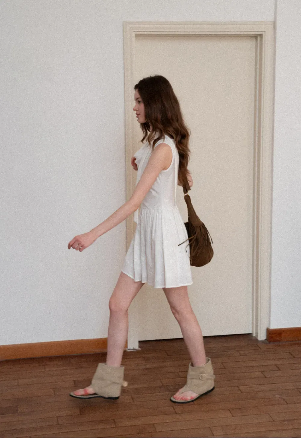 Sleeveless dress with halter neck and flared skirt