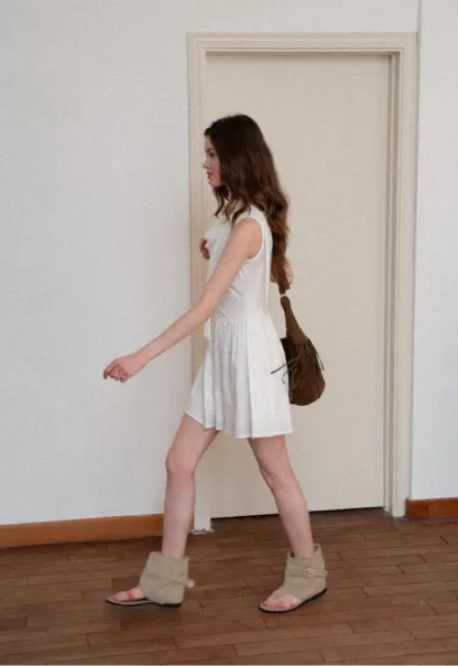 Sleeveless dress with halter neck and flared skirt