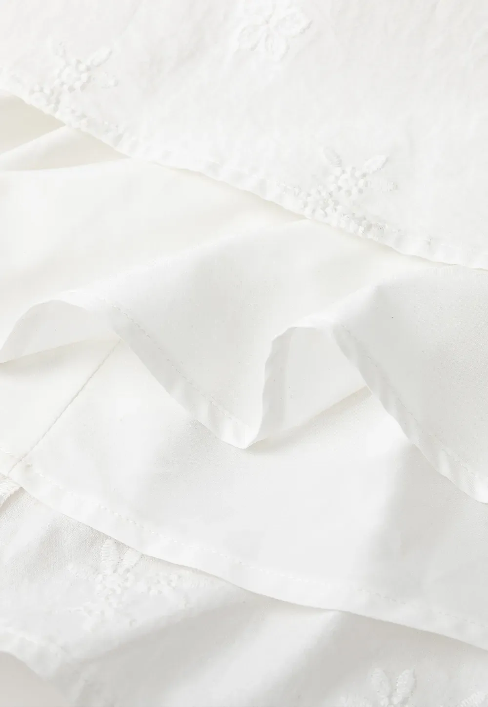 Sleeveless dress with halter neck and flared skirt