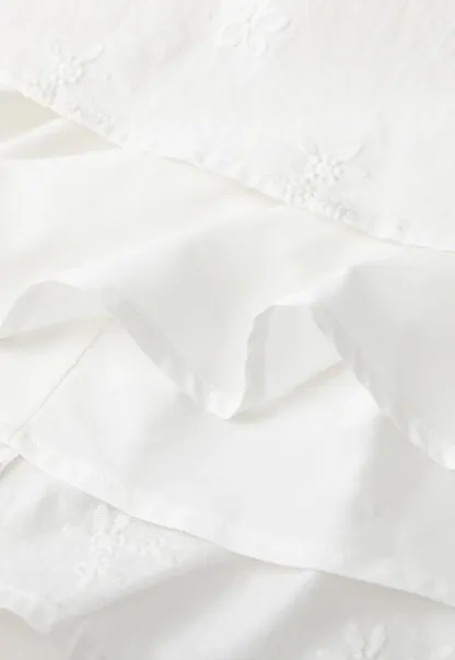 Sleeveless dress with halter neck and flared skirt