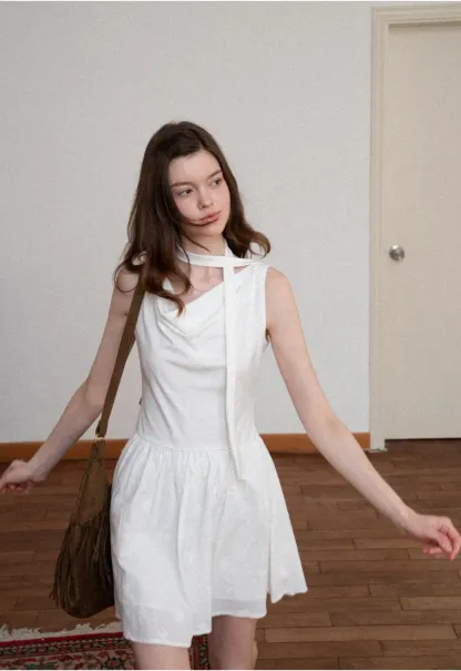 Sleeveless dress with halter neck and flared skirt