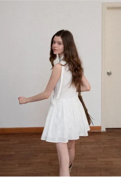 Sleeveless dress with halter neck and flared skirt