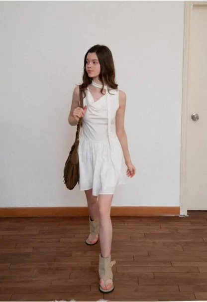 Sleeveless dress with halter neck and flared skirt