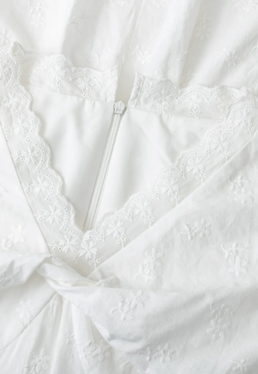 Short dress with puff sleeves and scalloped neckline