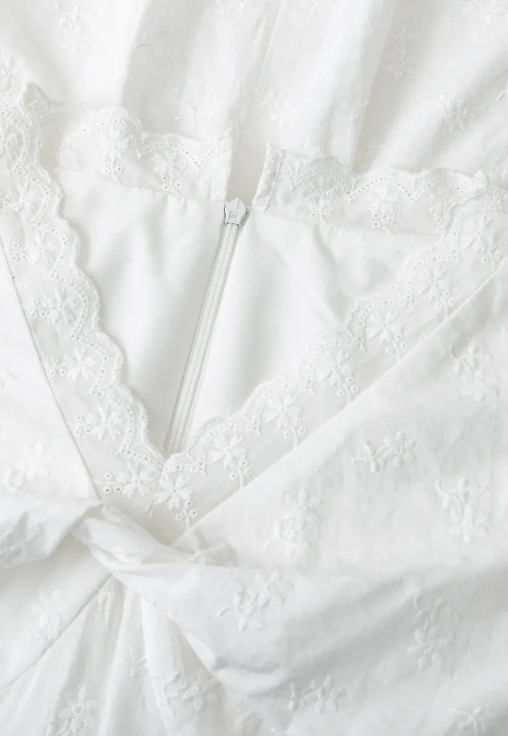 Short dress with puff sleeves and scalloped neckline