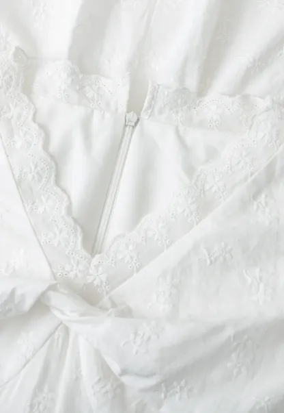 Short dress with puff sleeves and scalloped neckline