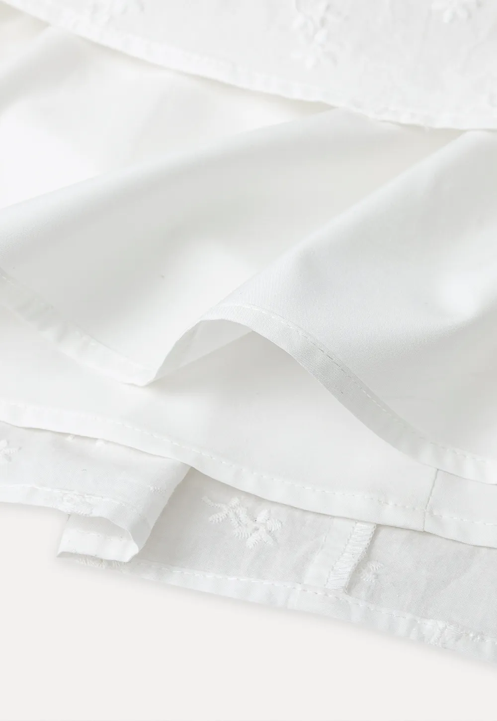 Short dress with puff sleeves and scalloped neckline