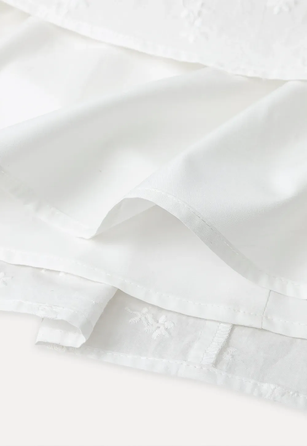 Short dress with puff sleeves and scalloped neckline