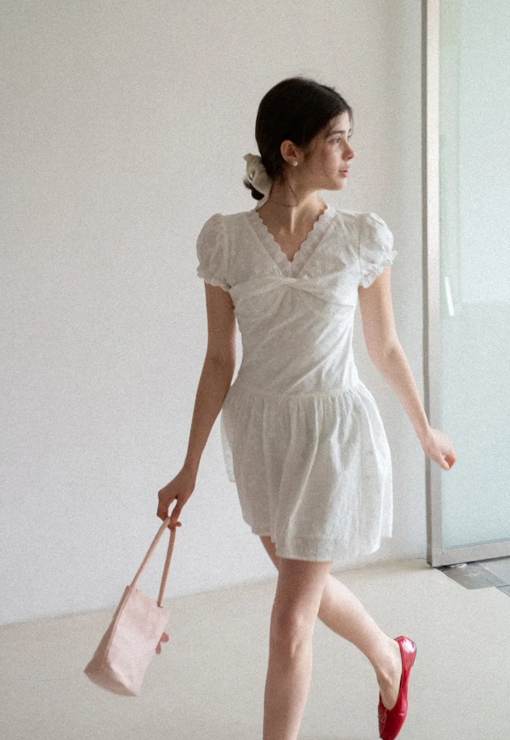 Short dress with puff sleeves and scalloped neckline