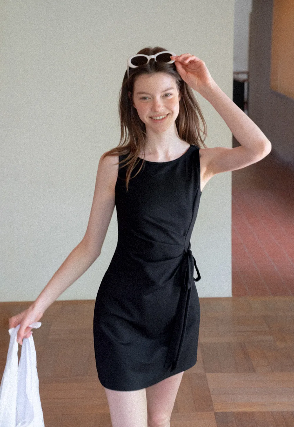 Robe mini sans manches à détail cache-cœur