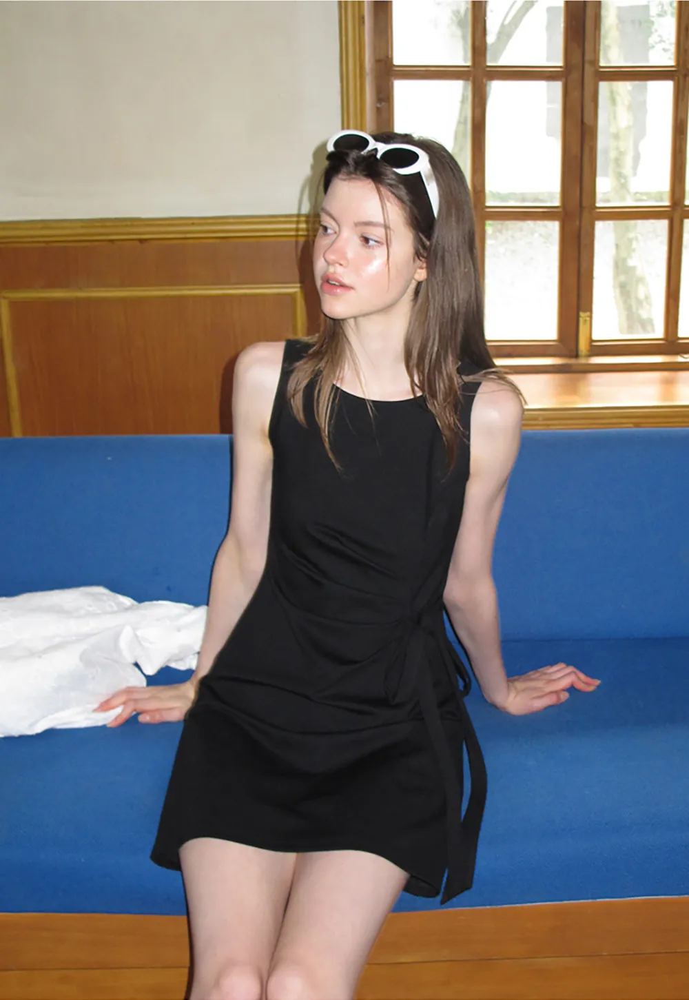 Robe mini sans manches à détail cache-cœur