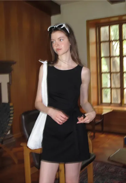 Robe mini sans manches à détail cache-cœur