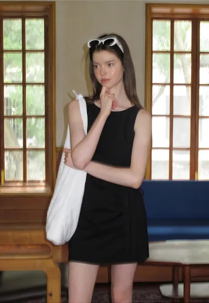 Robe mini sans manches à détail cache-cœur