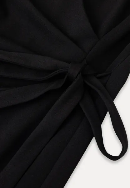Robe mini sans manches à détail cache-cœur
