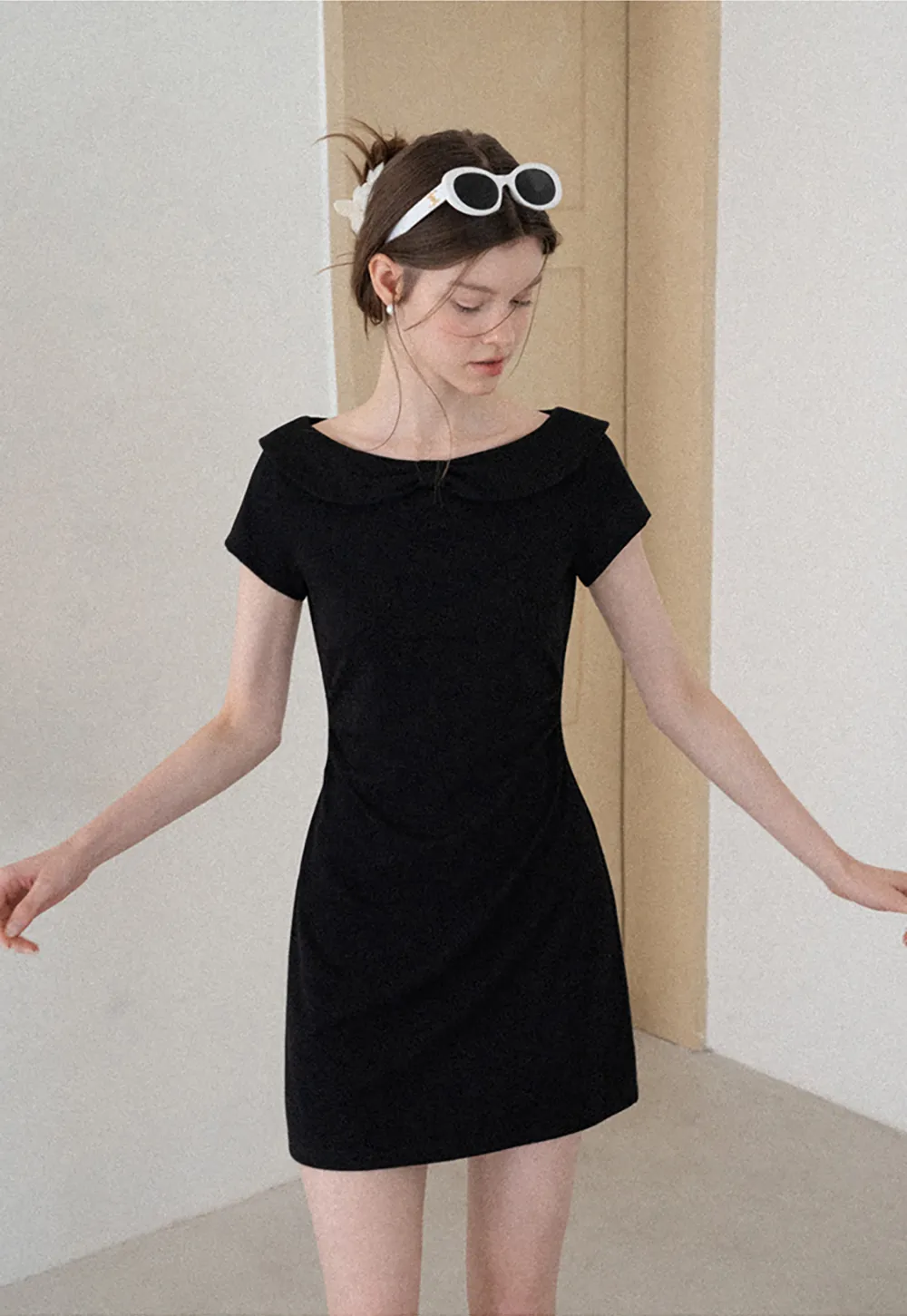 Minikleid mit Peter-Pan-Kragen und kurzen Ärmeln