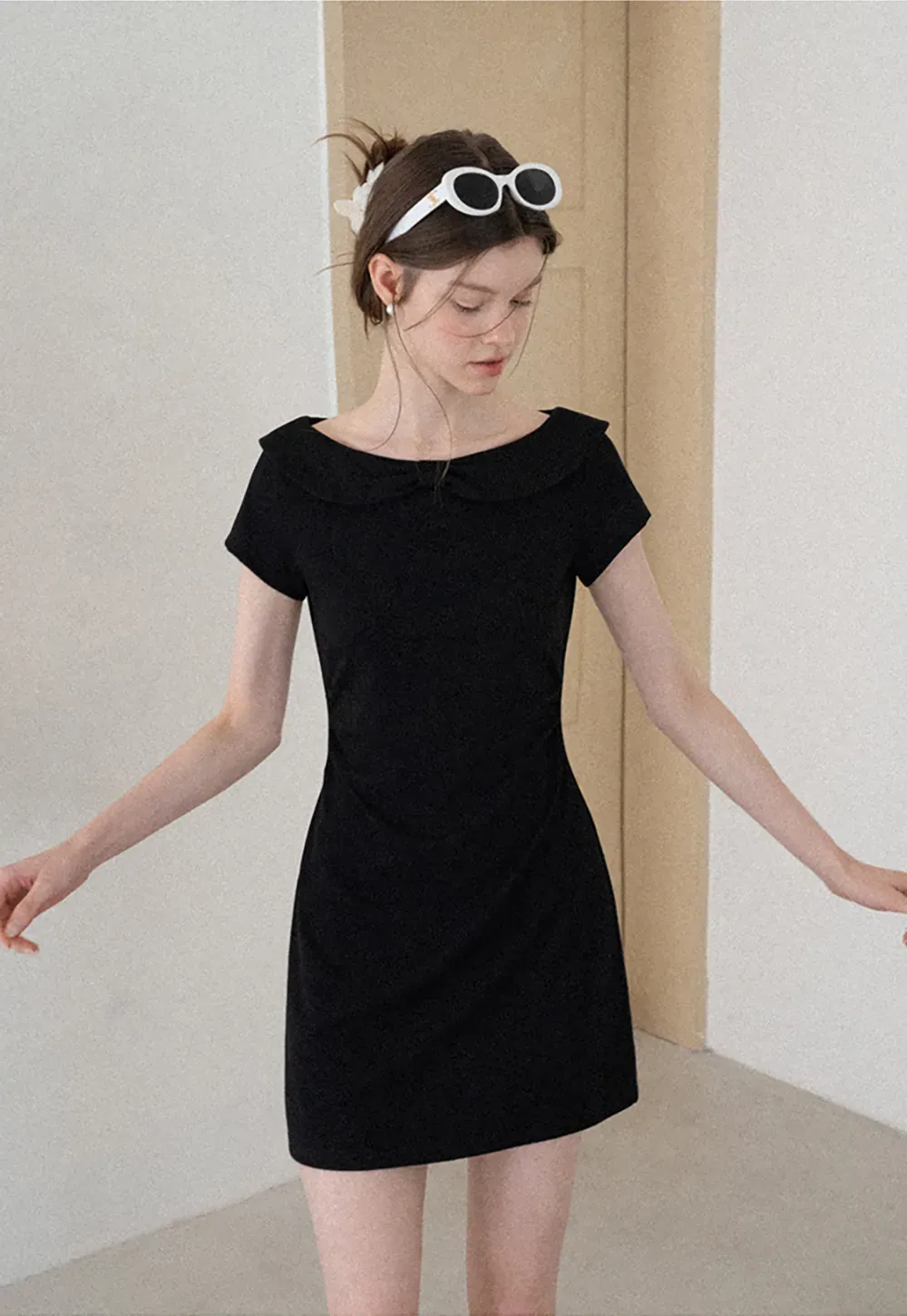 Minikleid mit Peter-Pan-Kragen und kurzen Ärmeln
