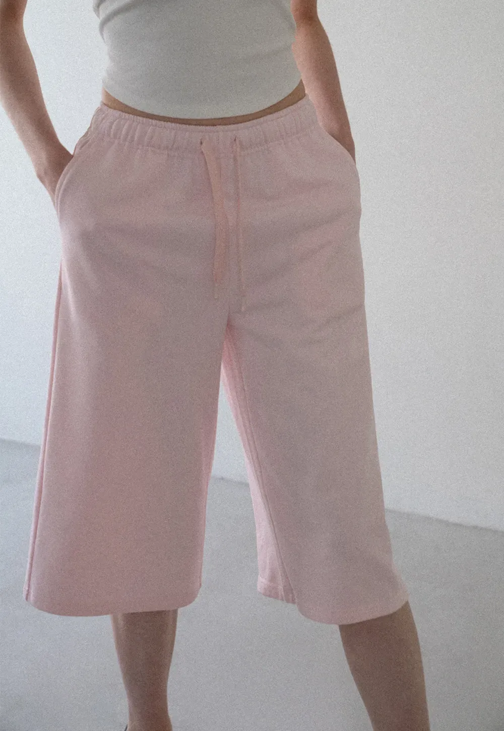 Pantalon décontracté court à jambes larges et taille élastiquée avec cordon de serrage