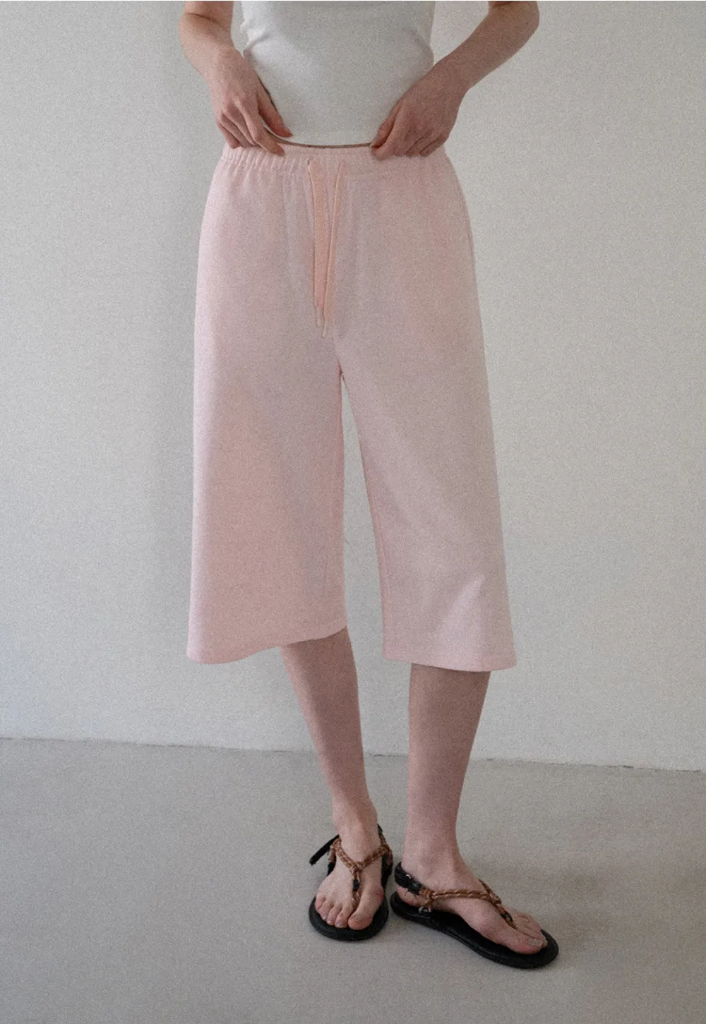 Pantalon décontracté court à jambes larges et taille élastiquée avec cordon de serrage