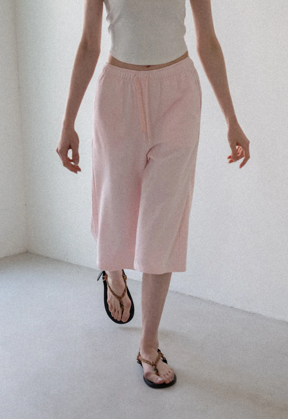 Pantalon décontracté court à jambes larges et taille élastiquée avec cordon de serrage